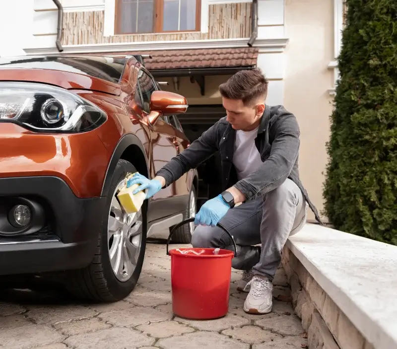 Lavage auto à domicile Saint-Jean-d'Heurs : professionnel intervenant sur un véhicule